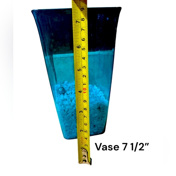 Turquoise Plastic Vase 7 1/2” tall & small rocks to hold flowers in place.NWOT - Picture 2 of 2